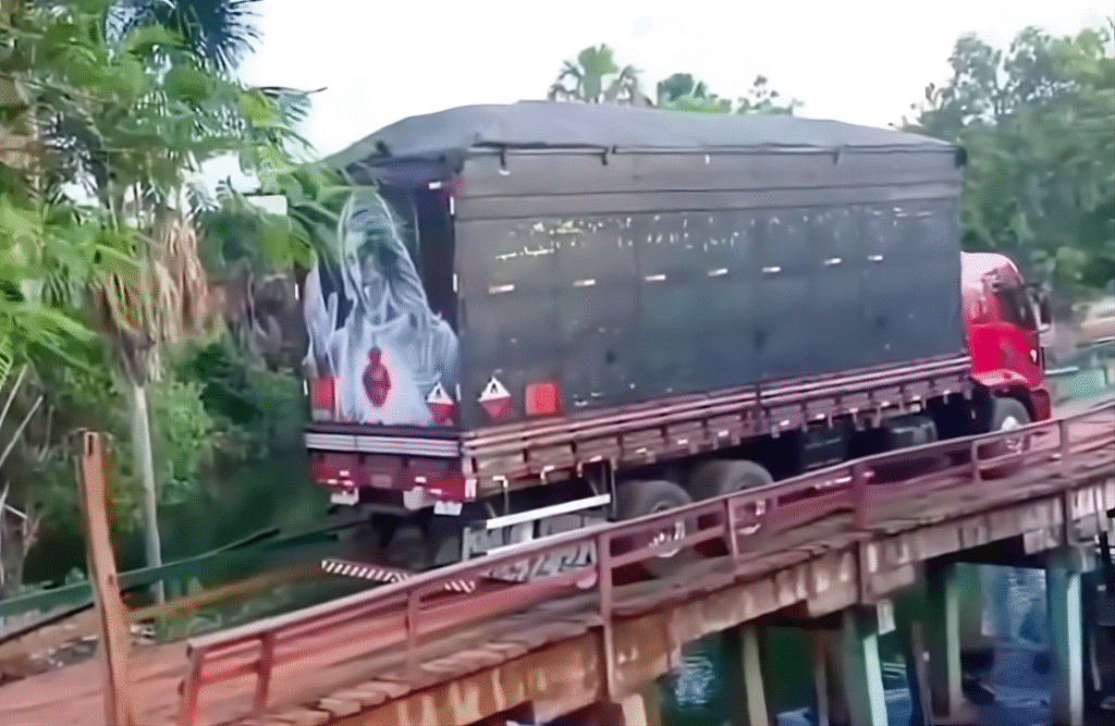 Ponte desaba enquanto caminhão atravessava rio entre Fernando Falcão e Mirador, no Maranhão