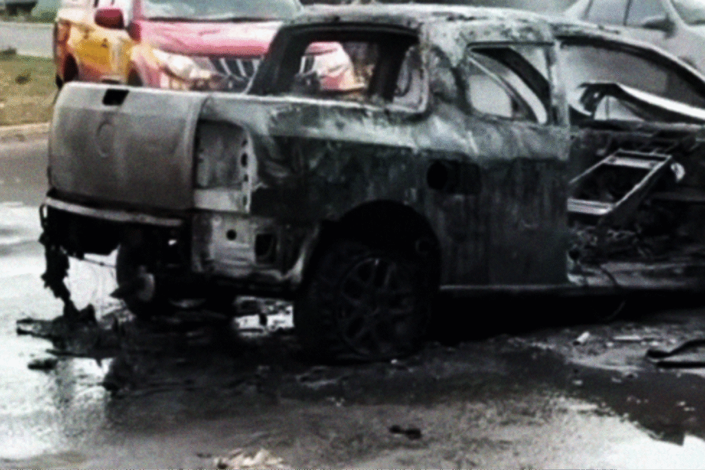 Carro fica completamente destruido em Araguatins Tocantins após incêndio