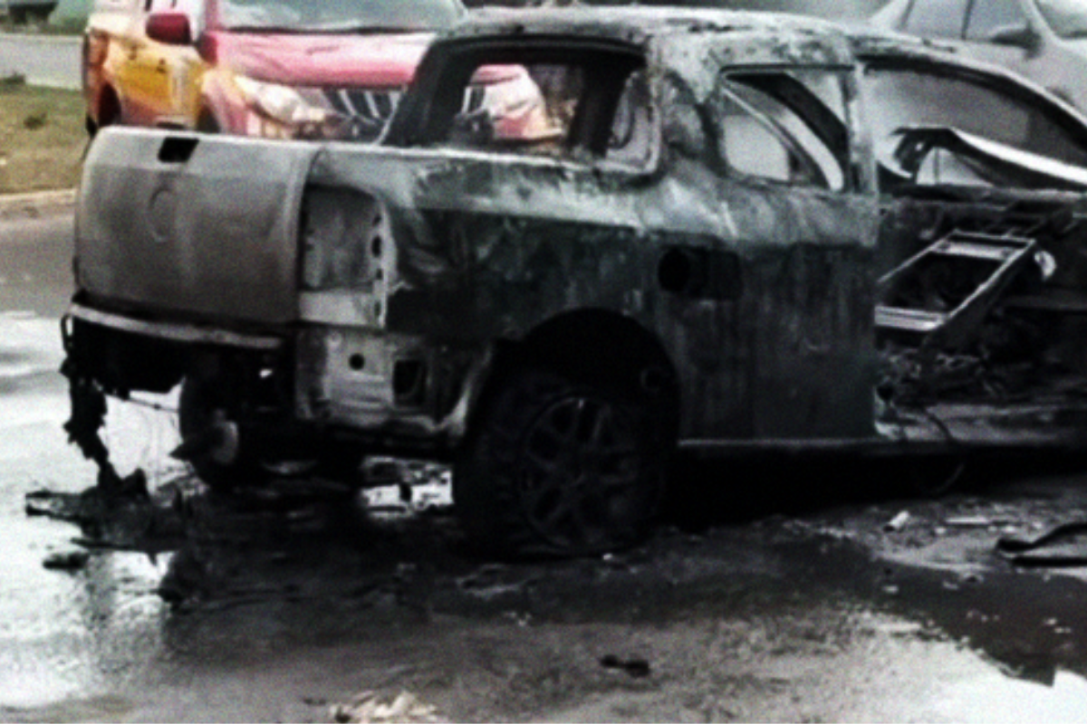 Carro fica completamente destruido em Araguatins Tocantins após incêndio